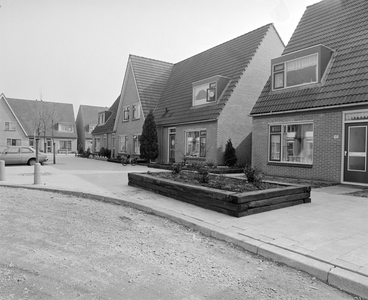 884729 Gezicht op de voorgevels van de woningen Dommelstraat 10 (rechts)-lager te Utrecht; op de achtergrond de ...